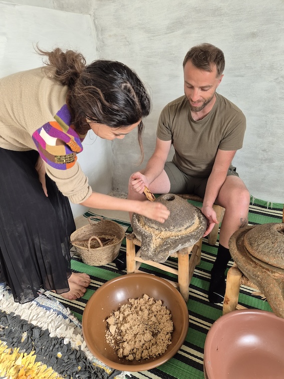 Broyage des noix d'argan © Les petites expériences