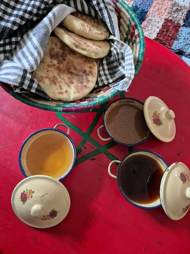 Dégustation d'huile d'argan, amlou et miel © Les petites expériences