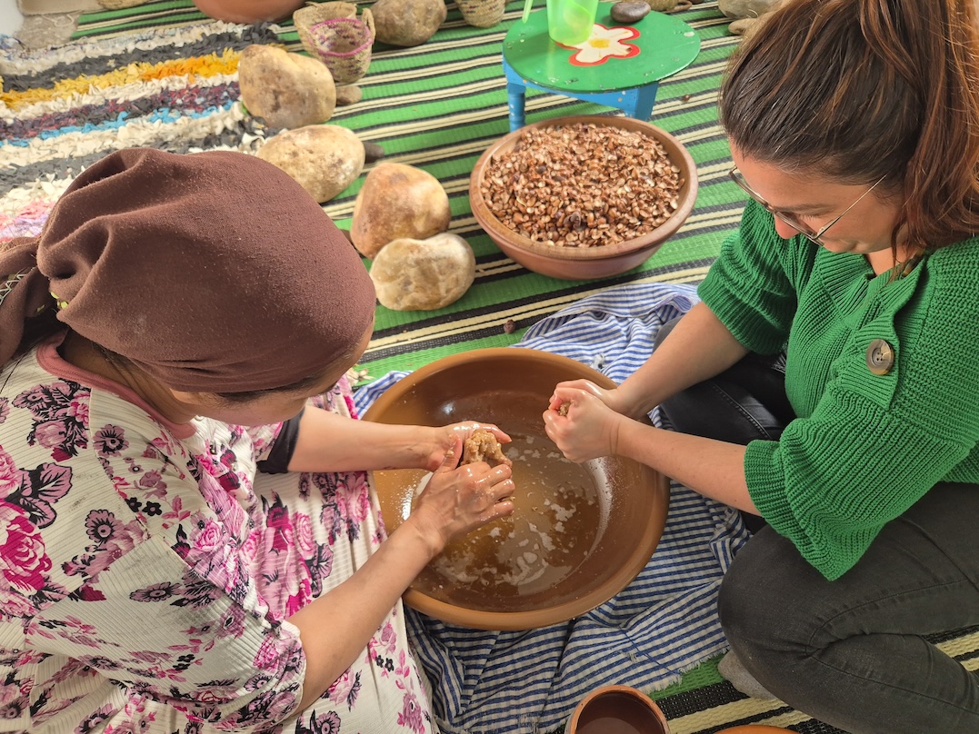 Extraction de l'huile des noix d'argan broyées © Les petites expériences