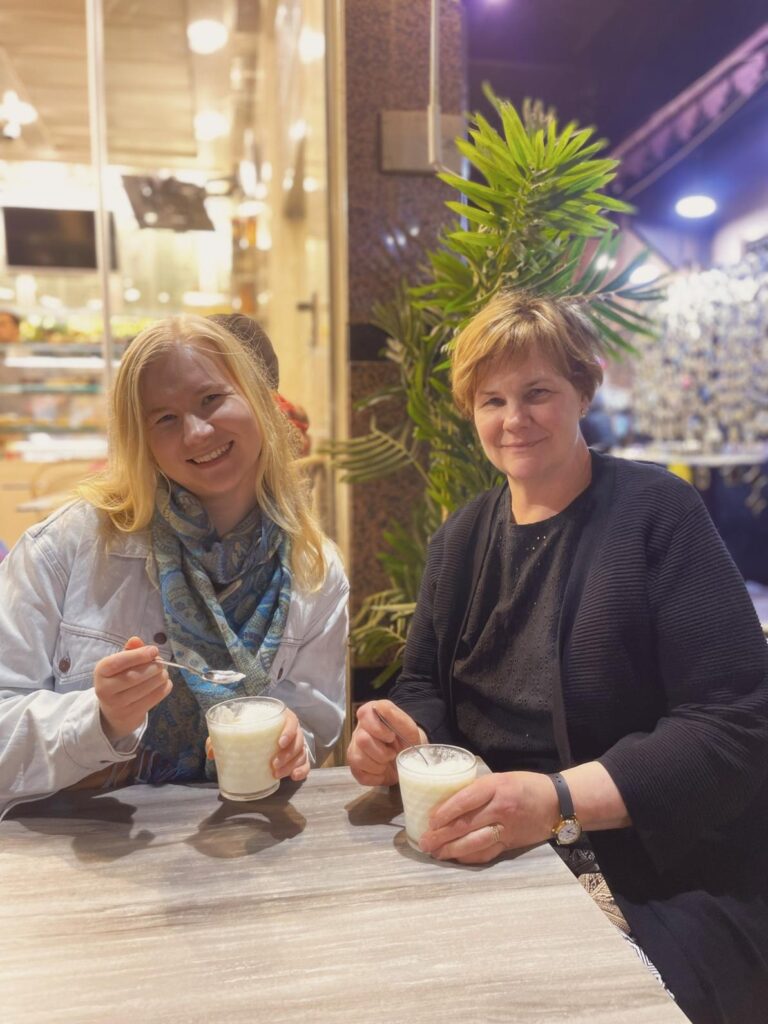 Deux femmes à une table, savourant de la street food à Marrakech.