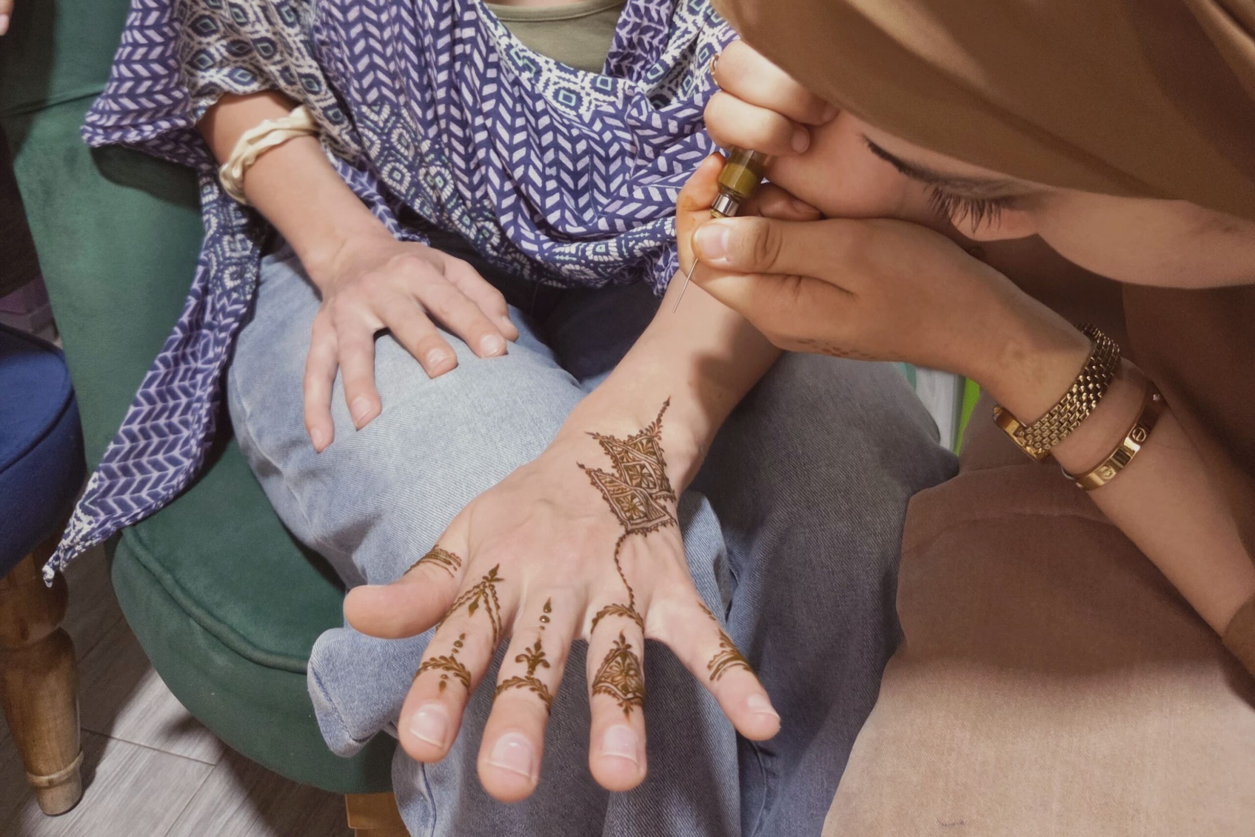 Application précise de l_encre naturelle pour un tatouage henné Agadir