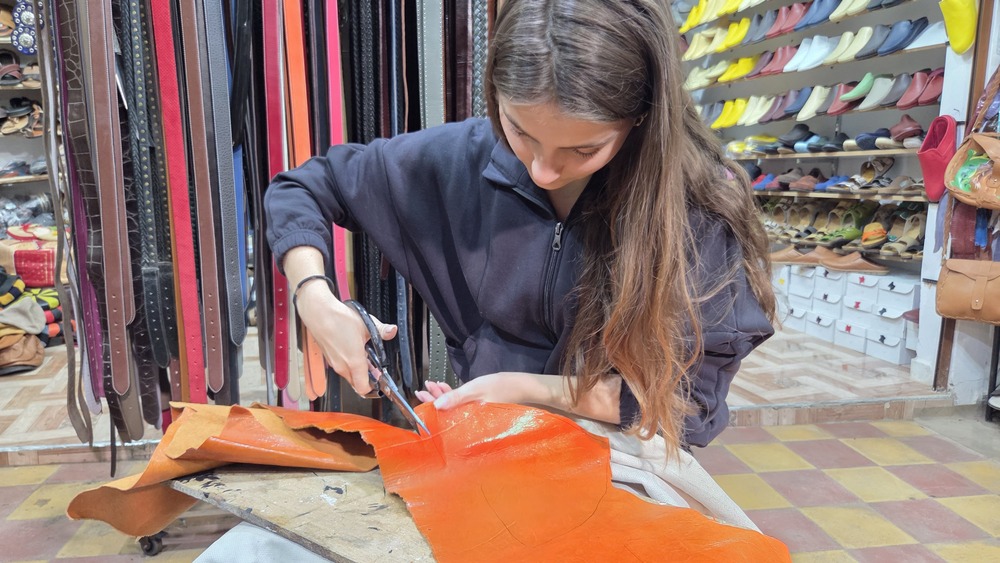 Atelier cuir à Agadir avec un artisan local