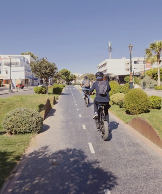 Cycliste circulant sur une piste cyclable ombragée au cours de la visite à Agadir 3