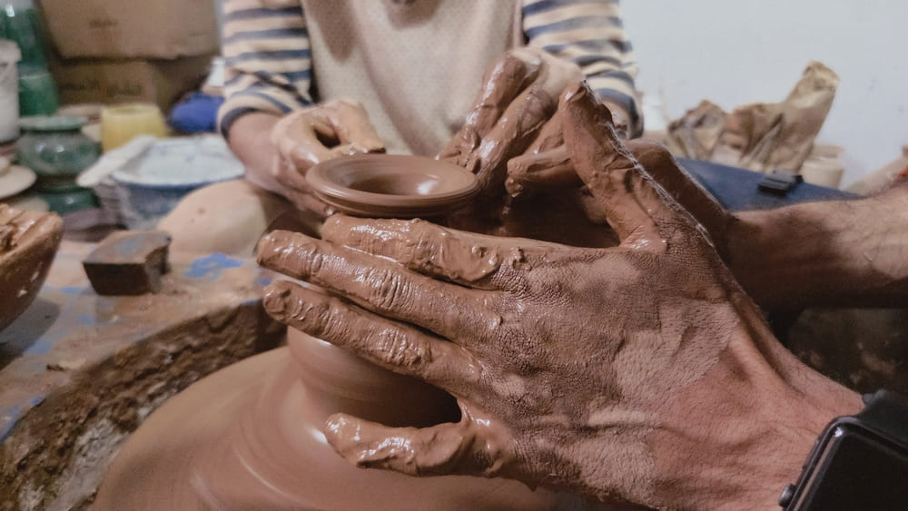 Façonnage de l_argile sur le tour à l_atelier poterie Agadir
