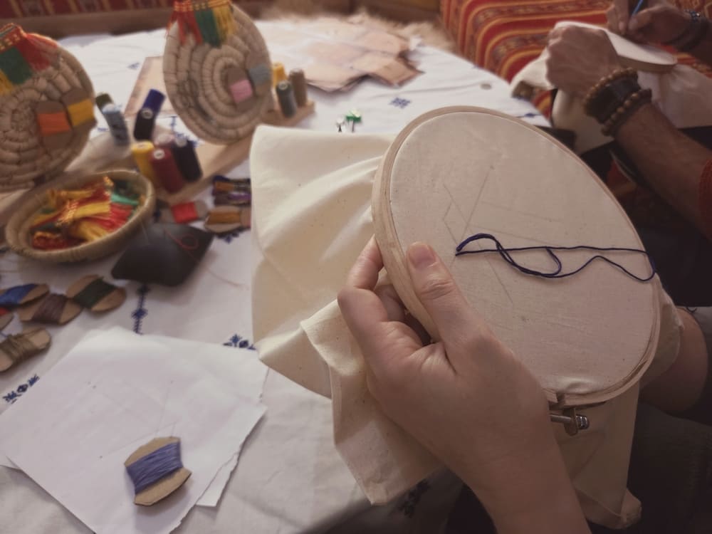 Gros plan sur l_utilisation du tambour à broder pendant l_atelier broderie