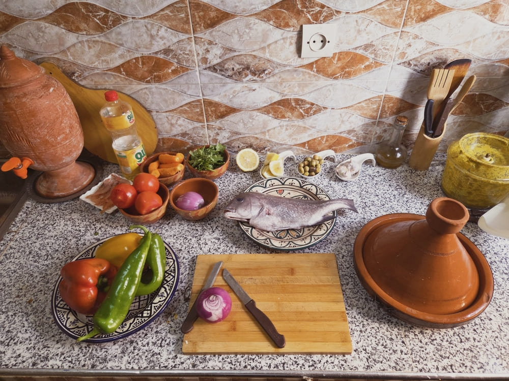 Ingrédients frais et poisson prêts pour le cours de cuisine Agadir