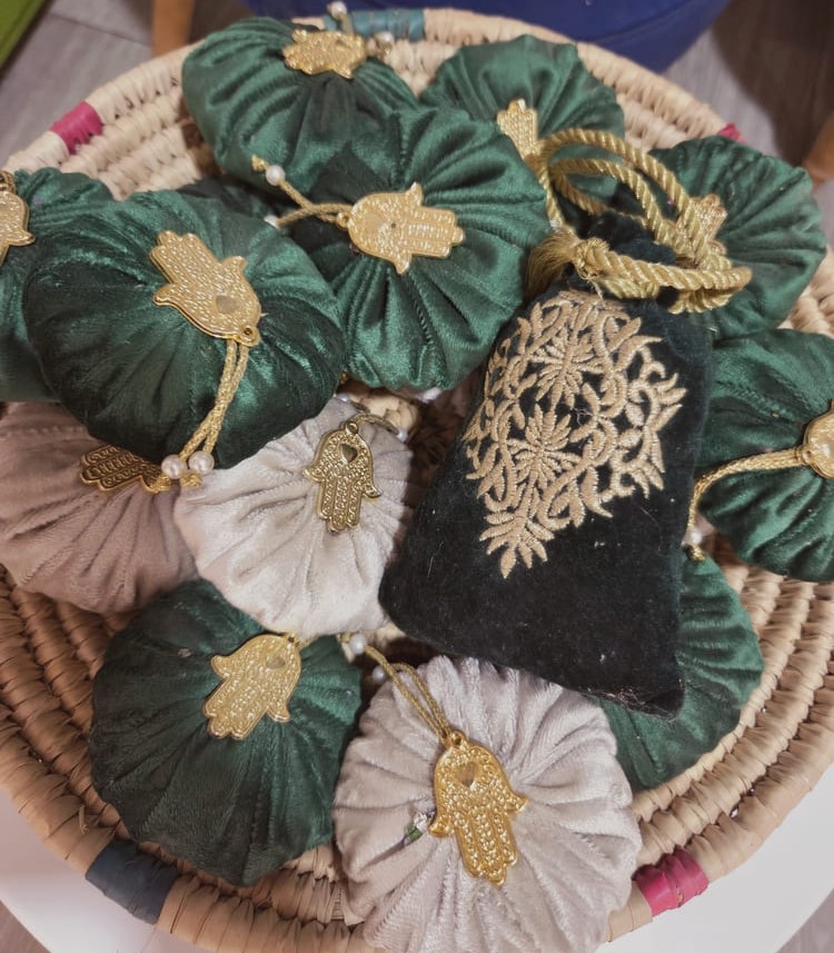 Panier de coussins et décorations traditionnelles lors du tatouage henné 2
