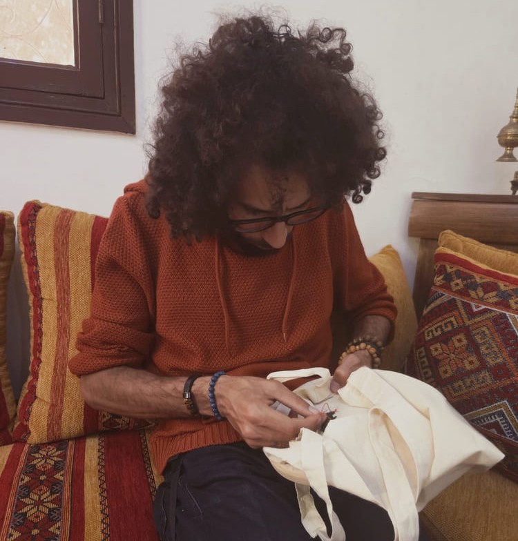 Participant concentré sur sa création durant l_atelier broderie 2
