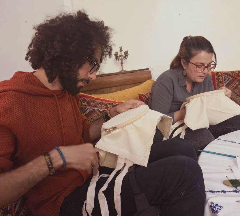 Pratique des différents points de couture lors de l_atelier broderie 2