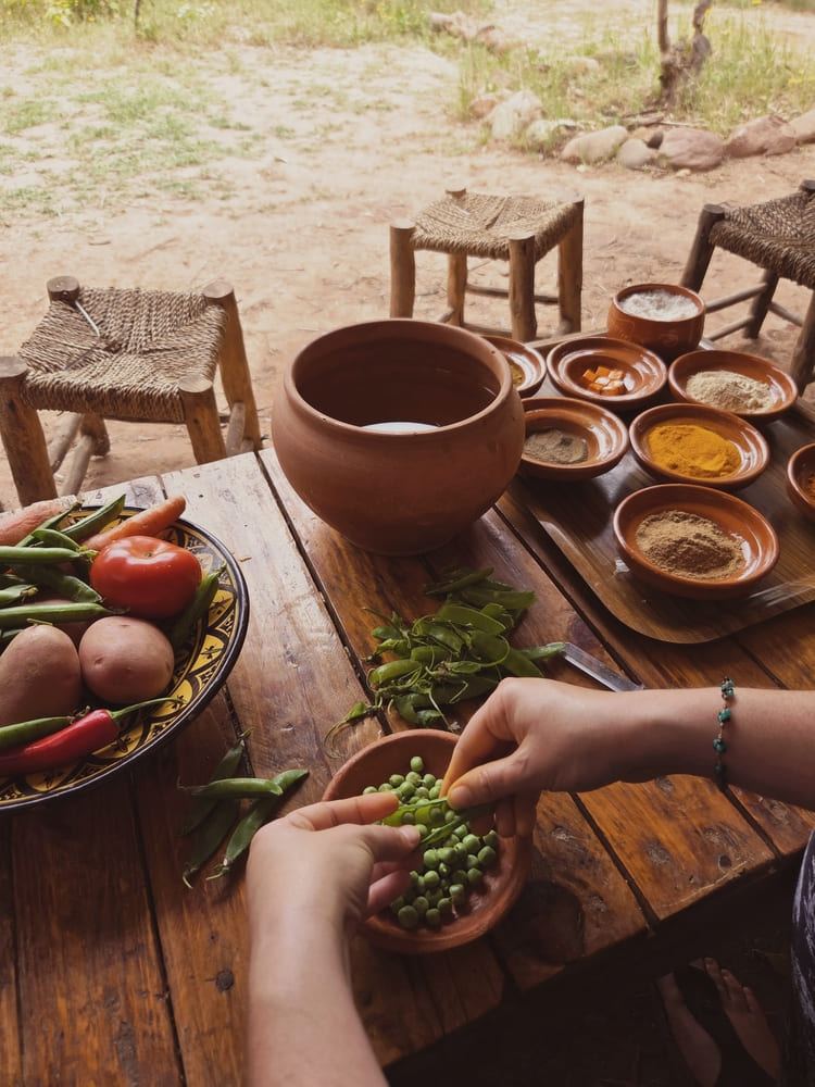 Preparation des ingredients frais durant l_atelier cuisine berbere