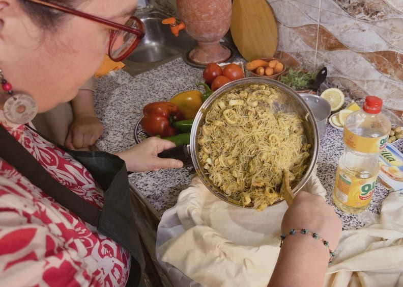 Préparation manuelle d_une recette traditionnelle lors du cours de cuisine Agadir 2