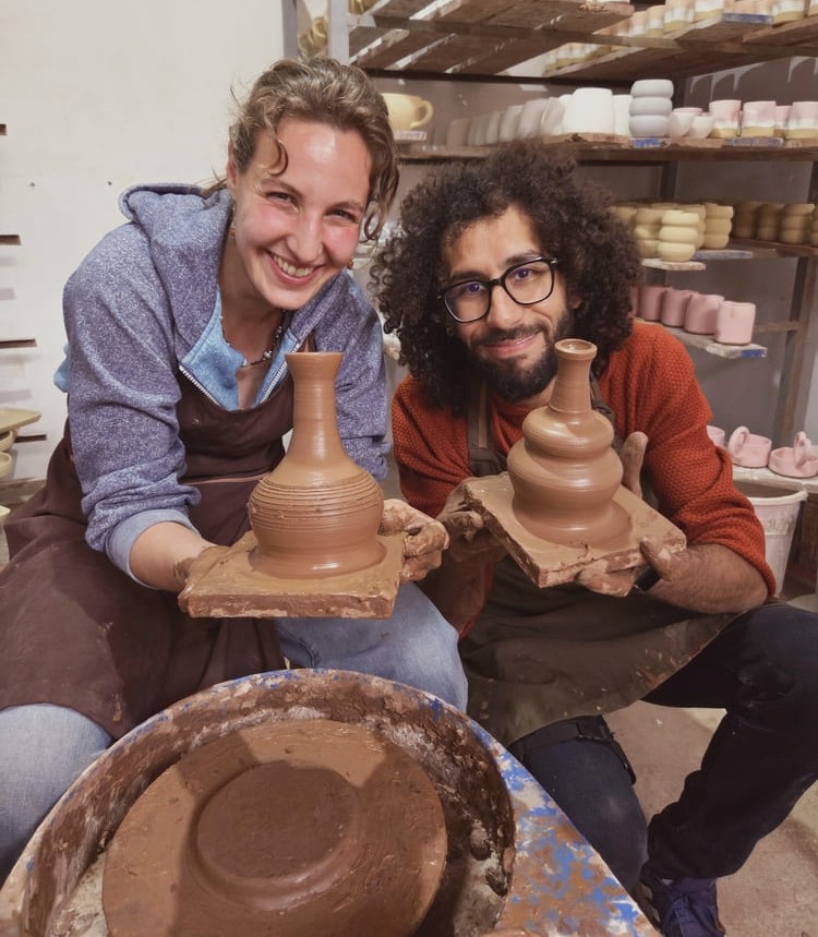 Présentation des créations terminées à l_atelier poterie Agadir