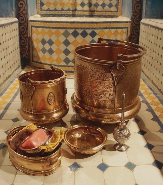 Seaux en cuivre et matériel traditionnel pour le rituel du hammam Agadir