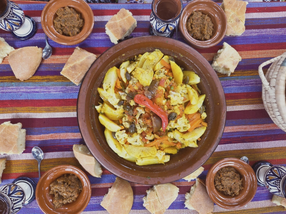 Tajine traditionnel au poulet et legumes de la cuisine berbere