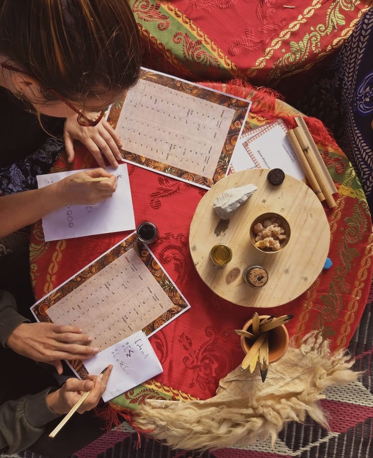 Tracé des lettres de l_alphabet amazigh lors de l_atelier calligraphie Amazighe Agadir 3
