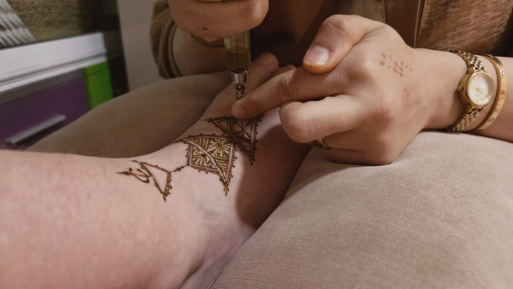 Tracé direct de détails fins pour la réalisation d_un tatouage henné Agadir