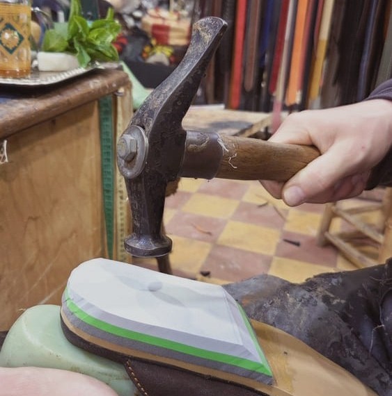 Travail De la semelle au marteau pour la babouche Agadir