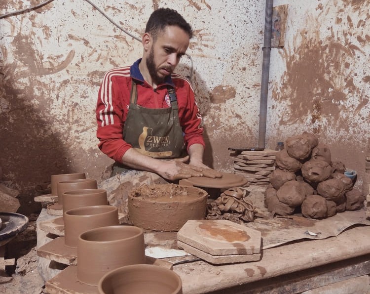 Travail de l_artisan au cœur de l_atelier poterie Agadir