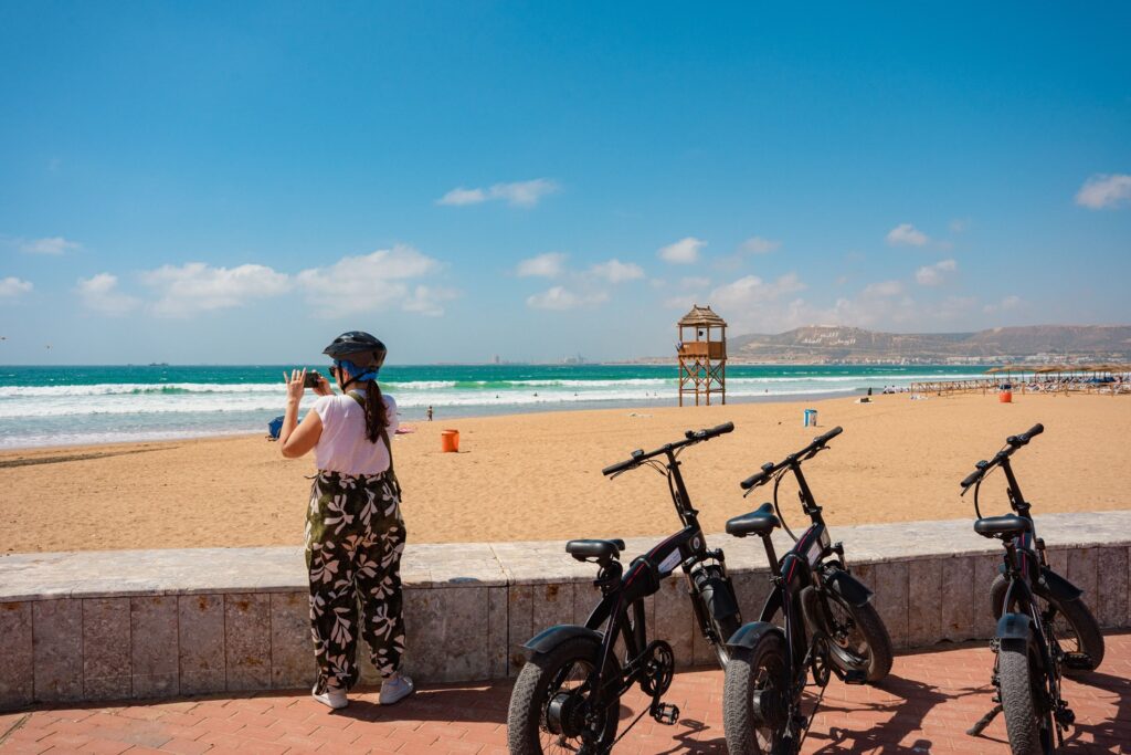 Vélos électriques face à la plage d'Agadir