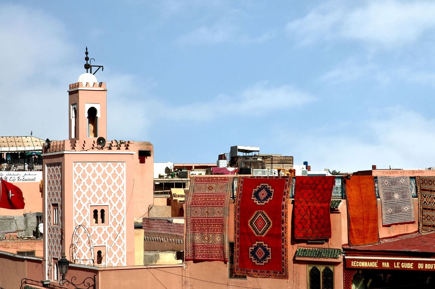 tapis-berbere-lanternes-laiton-marrakech
