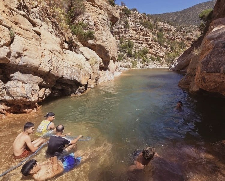 Baignade-des-participants-dans-les-piscines-naturelles-de-l_oued-au-cours-de-la-randonnee-Agadir-4