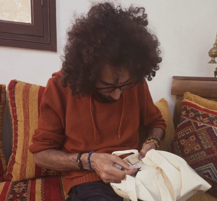 Participant-concentre-sur-sa-creation-durant-l_atelier-broderie-3