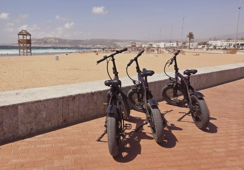 Velos-electriques-alignes-face-a-la-plage-sablonneuse-pendant-la-visite-a-Agadir 2