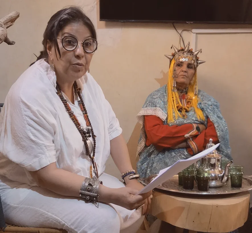 Conteuse lisant l'histoire de Mririda aux côtés d'une poétesse amazighe à Aït Ben Haddou