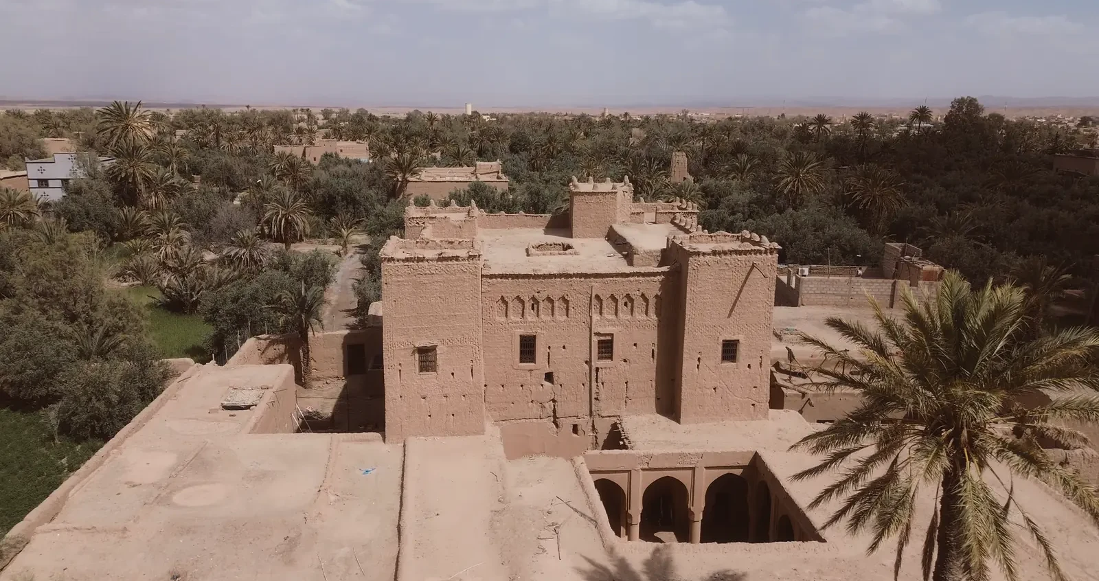 Vue aérienne de la kasbah de la famille Baallal au cœur de la palmeraie de Skoura