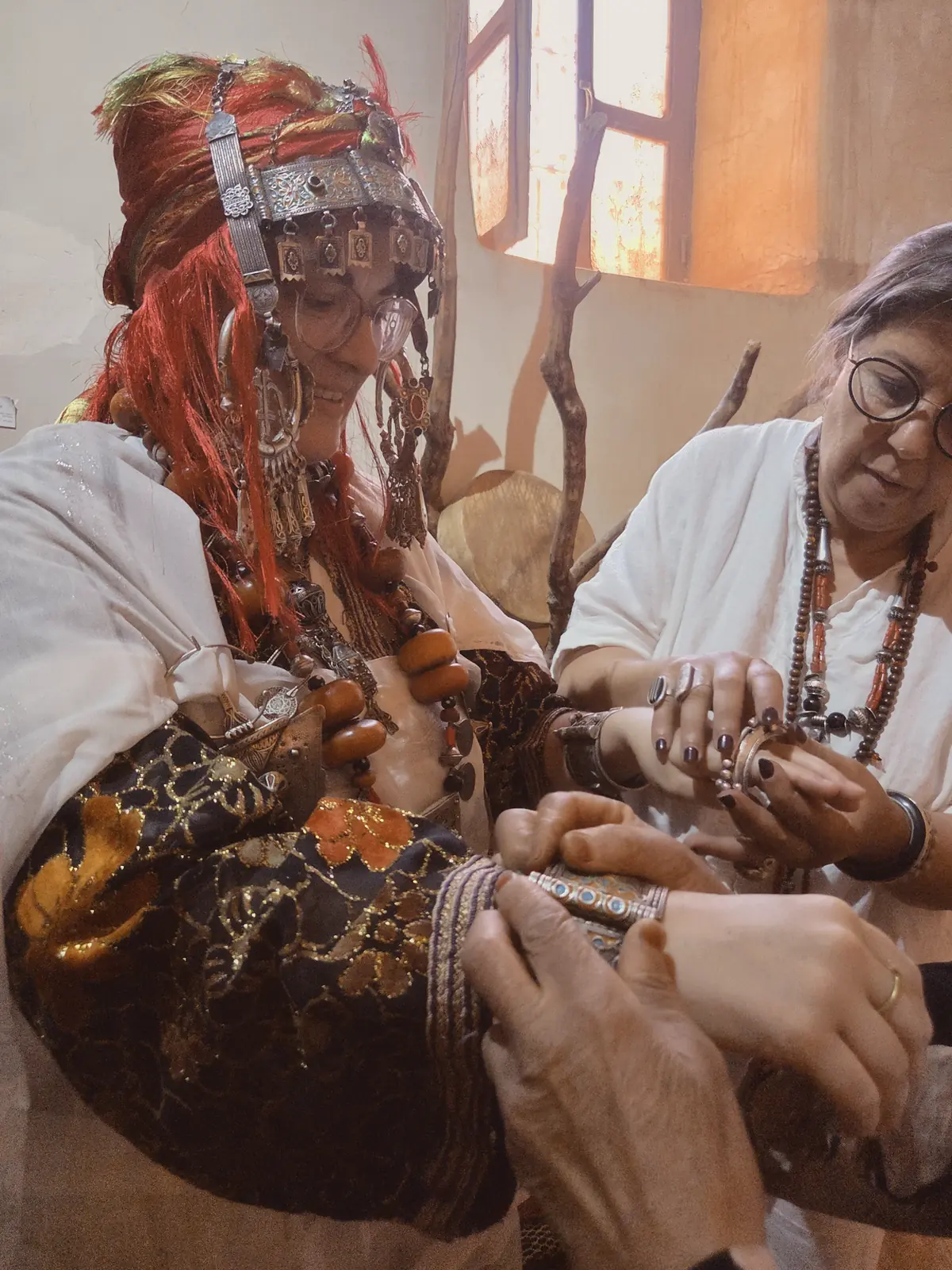 bijou-berbere-essayage-bagues-bracelets