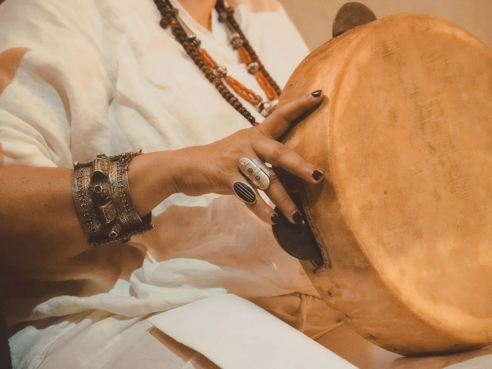 Conteuse amazigh jouant du bendir à Ait Ben Haddou
