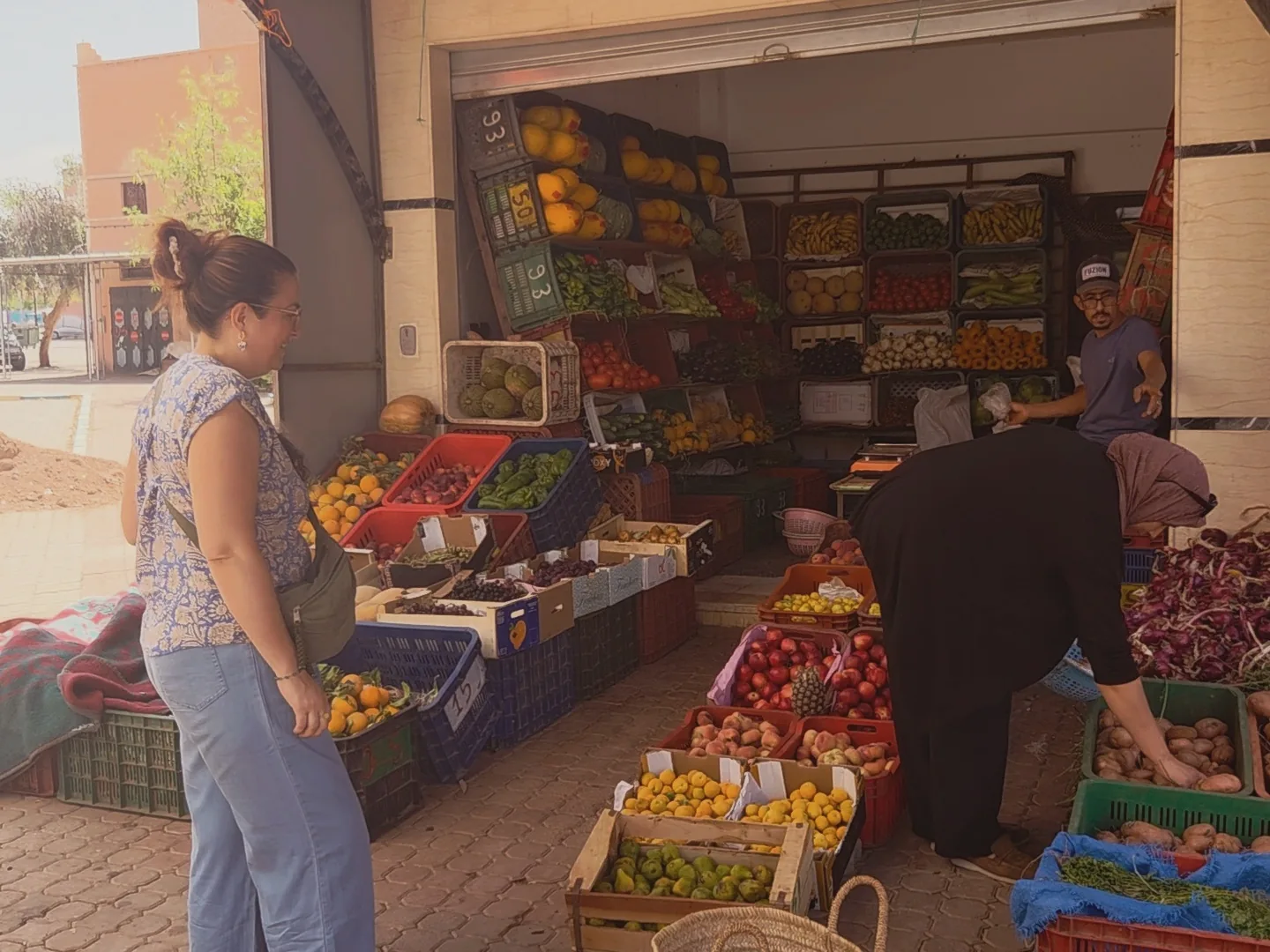 Avant le cours de cuisine à Ouarzazate, l'invitée et Aouatif choisissent fruits et légumes chez un primeur du quartier.