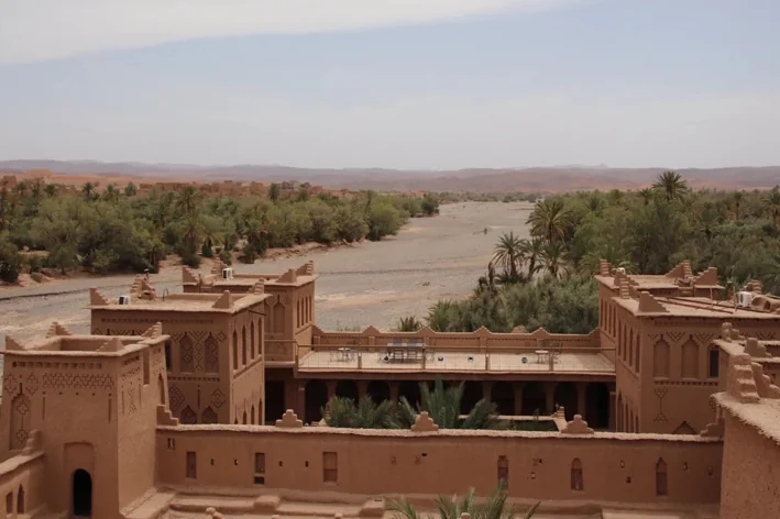 Vue depuis les terrasses de la kasbah Amridil sur la palmeraie de Skoura et l'oued
