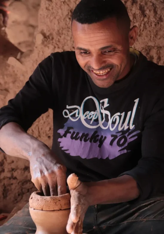Mohamed, potier traditionnel de Skoura, façonnant une pièce en argile sur son tour