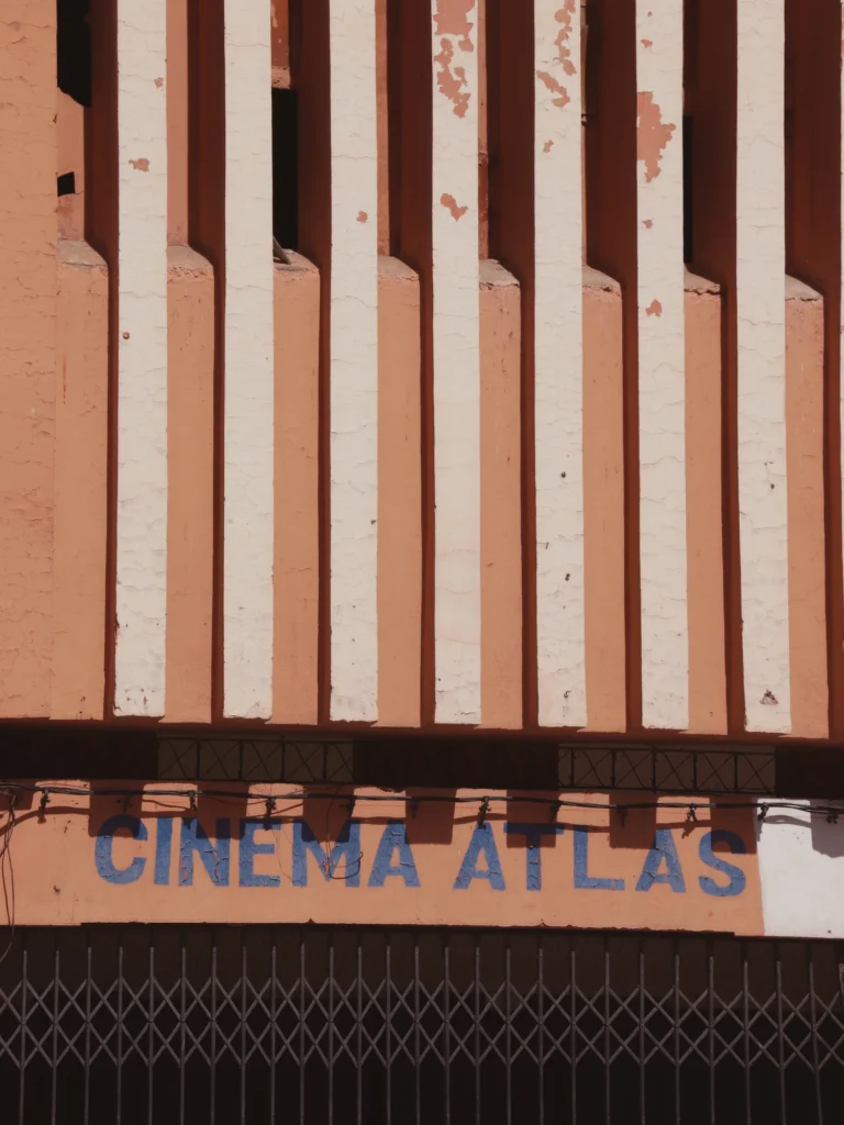 Enseigne écaillée de l'ancien cinéma Atlas, un détail de Ouarzazate insolite au centre-ville.