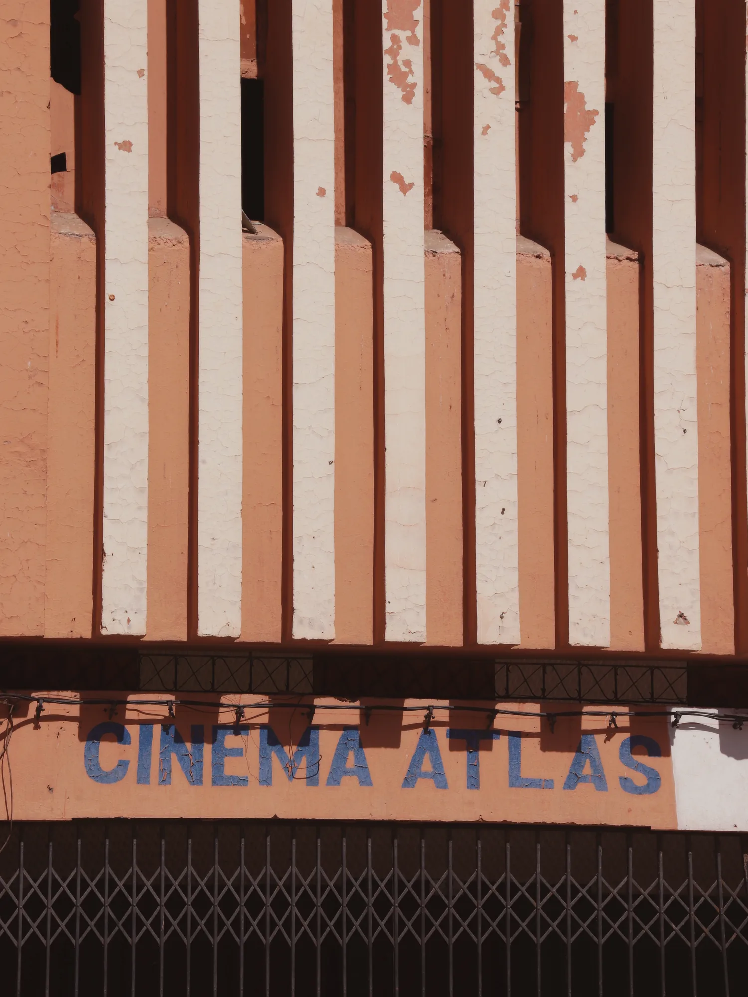 Enseigne écaillée de l'ancien cinéma Atlas, un détail de Ouarzazate insolite au centre-ville.