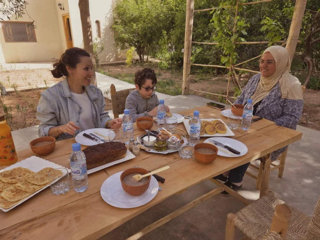 Petit-déjeuner marocain copieux dans le jardin de la coopérative avec Hafsa après la récolte des roses