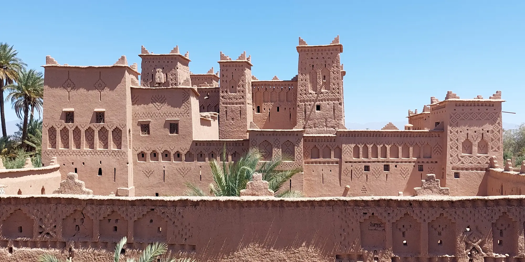 Façade décorée de la kasbah Amridil en pisé entre les palmiers de Skoura, que faire à Skoura