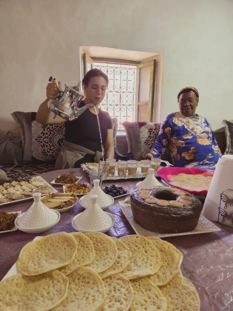 Goûter chez l'habitant après la randonnée à Ouarzazate : thé à la menthe, msemen et cake partagés avec l'hôtesse.