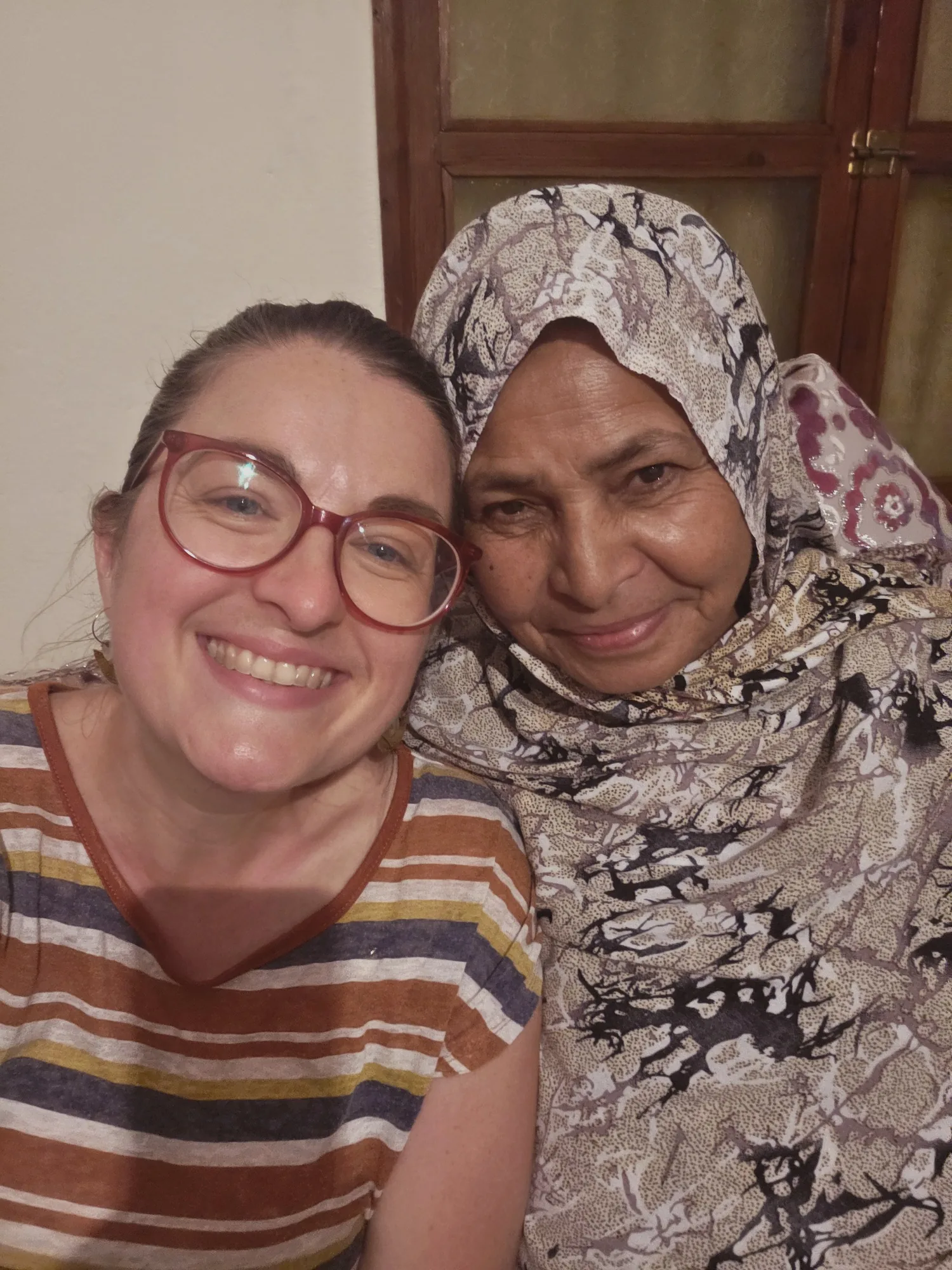 Une invitée et son hôtesse, joue contre joue et souriantes, à la fin du repas chez l'habitant à Ouarzazate.