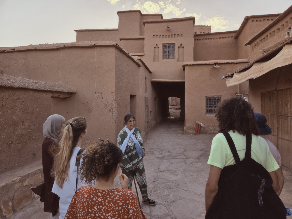 visite-ait-ben-haddou-guide-ruelle